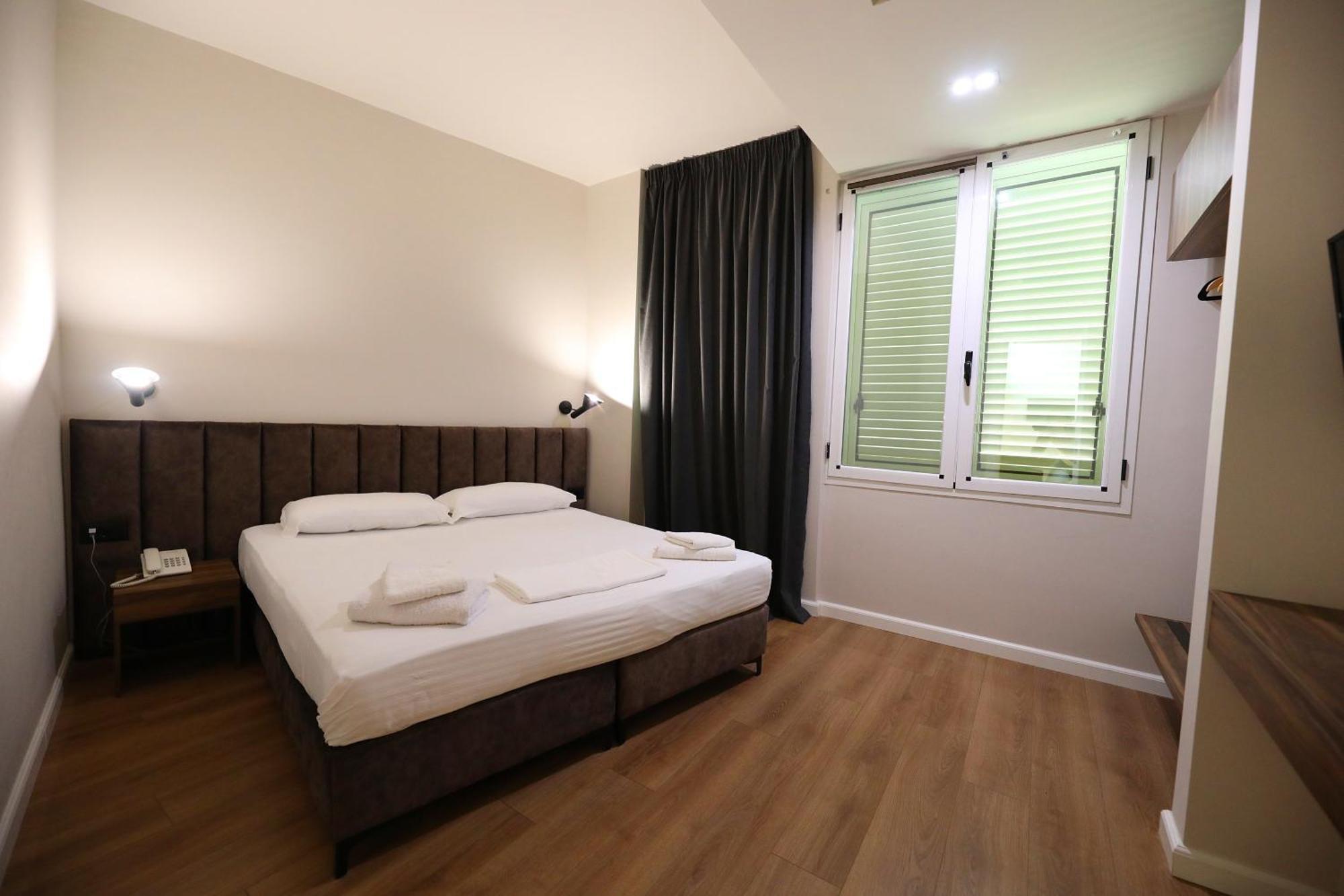 Hotel Libertas Vlorë Buitenkant foto